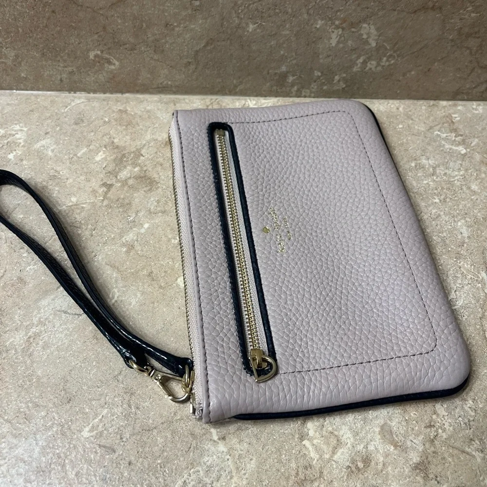 Kate Spade Pebbled Wristlet/Wallet Tinie Chester Street Almond/Black